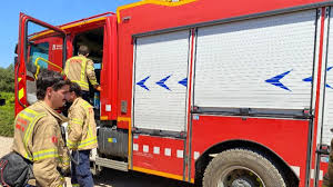 Un incendio durante la madrugada obliga a cortar la circulación de trenes en el Vendrell