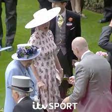Watch Mike Tindall Make Queen Elizabeth Laugh At Royal Ascot With What S Hiding Under His Top Hat People Mike Tindall Royal Ascot Ascot