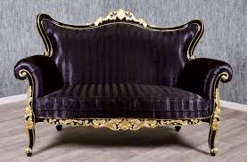 Ένα διαχρονικό σχέδιο κατασκευής, με ύφασμα και ξύλο βαμμένο με την τεχνοτροπία πατίνας. Barock Sofa 2 Sitzer Meisya In Schwarz Gold Sofas Sofas Sessel Chaiselongue Onlineshop Repro Antik Design