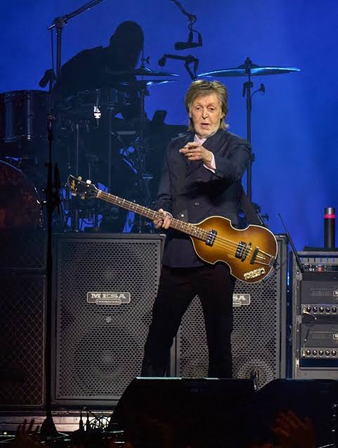 Paul McCartney se apresentando na United Center, em Chicago (24/11) 📸:  UnitedCenter & Toby Tenenbaum A setlist foi: - Help - Coming Up - Got to  Get You Into My Life -
