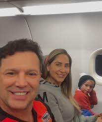 Férias, começou assim…✈️ Risos compartilhados, histórias que viram  lembranças e a melhor companhia que alguém pode ter: os amigos. 🌞🍹 Porque  com eles, qualquer destino vira inesquecível. Gratidão por viver momentos  que