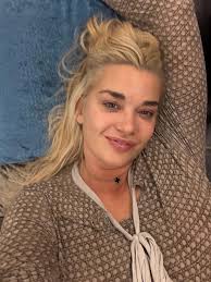 Shvatila sam najviše volite moje servisne, informativne objave. A ja imam  reportažnu žicu, pa volim bilježiti svakodnevicu na praktičan način. Stigli  su nam kesteni u grad. Dvije su mi stvari interesantne: 1️⃣