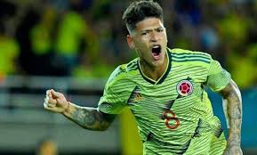 Y es que no es la primera vez que se dan salidas de jugadores de planteles a los que llega el dt risaraldense, ejemplo fue lo que pasó con nacional con nicolás hernández, neyder. Jorge Carrascal Se Convirtio En La Nueva Estrella Del Free Fire