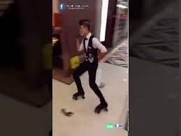 270,432 likes · 54 talking about this. Pelayan Restoran Canggih Dan Lincah Dengan Sepatu Roda Youtube