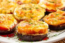 Vinete 2 buc alegeti vinete mai drepte si subtiri, rosii 3 buc alegeti sa fie cam de aceeasi talie ca si vinetele, cascaval clasic 50 g, branza de vaci 100 g luati branza mai dietetica, ulei de masline 1 lingura, lapte de vaca 70 ml, usturoi 2 buc 2 catei. Vinete La Cuptor Cu Rosii Si Ciuperci Jurnal De ReÅ£ete