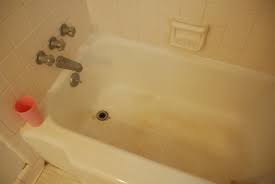 In the beginning stages, this type of staining can easily be removed with white vinegar or lemon juice. How To Remove Rust Limescale And Soap Scum From Bathtub In Minutes Mycleaningsolutions Com