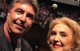 Eva wilma rilfles born december 14 1933 is a brazilian actress among her several roles she starred in the 1970s brazilian television series al doura e. Internada Eva Wilma E Homenageada Pelo Filho No Dia Das Maes Ofuxico