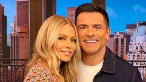 Kelly Ripa 'goes in hard' on Mark Conseulos who looks 'self-diminished'  over her gesture in first Live show, says expert | The US Sun