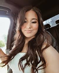 Hallie Harmon's Instagram, Twitter & Facebook