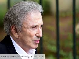 Michel drucker fait son grand retour dimanche à 15h10 sur l'antenne de france 2, avec la reprise de son émission vivement dimanche. 2021 Michel Drucker Back After His Heart Operation Find Out Which Comedian Will Surprise Him Femme Actuelle Le Mag