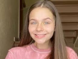 Danielle Caswell's Instagram, Twitter & Facebook