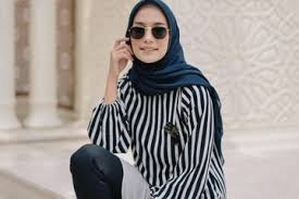 Selain fashion hijab yang sudah berkembang, rupanya cara pemakaian kerudungnnya pun sudah sebetulnya cewe yang kacamata gak perlu lagi tutorial hijab khusus, karena hijab model apapun justru membuat wanita jadi, berhijab justru menyelamatkan penampilan bagi wanita berkacamata. Inspirasi Fashion Hijab Ala Mega Iskanti Dengan Pleated Skirt Untuk Tampil Manis Saat Liburan Semua Halaman Stylo