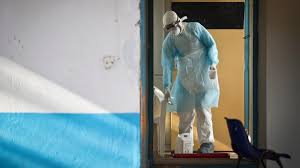 La fiebre hemorrágica de marburgo es el nombre de la enfermedad humana causada por alguno de los dos tipos de marburgvirus, virus de marburgo y virus de ravn. Xalqdynmv Fhlm