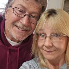 Cleaning dirty substrate with sand in aquariums