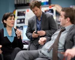 De serie speelt zich af in londen en volgt de formule van het origineel. Law And Order Uk Cast 43629 8x10 Photo Ebay