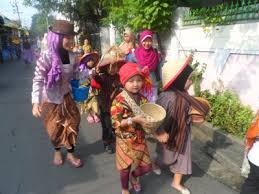 Model baju batik kombinasi untuk pria, wanita, dan couple. Kartinian Kostum Pedesaan