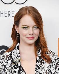 Cứ bảo cài hoa lên tóc là "quê" nhưng mái tóc trông hệt như bụi hoa hồng  leo của Emma Stone lại "gây mê" dân tình