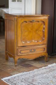 Ces Meubles Que J Ai Renoves Sans Les Poncer Un Peu D Inspiration Repeindre Un Meuble En Bois Mobilier De Salon Meuble En Merisier