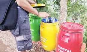 Aku, dia dan tong sampah adalah sebuah komedi romantik yang mengisahkan dua insan, sharnaz dan amir yang baru sahaja. Dampak Positif Buang Sampah Pada Tempatnya Jyb Media