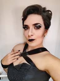 Flora Bervoix in "La Traviata". Hausdebüt in der WA-Premiere am Theater  Osnabrück am 30.11.2024. Inszenierung: Matthias Oldag Musikalische Leitung:  An-Hoon Song Violetta Valéry: Sophia Theodorides Flora Bervoix: Polina  Artsis Annina: Susanna Edelmann