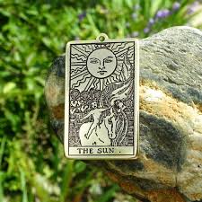 Inspirational success, abundance and only in these moments, under the warm sun, does she feel totally alive. Anhanger Tarot Card Die Sun Tarot 19 Karte Etsy