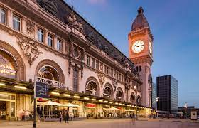 The gare de lyon rail accident occurred on 27 june 1988, when an sncf commuter train headed inbound to paris's gare de lyon terminal crashed into a stationary outbound train, killing 56 and injuring 60, resulting in the third deadliest rail disaster in peacetime france. Gare De Lyon Fremdenverkehrsamt Paris
