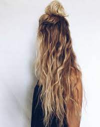 Maybe you would like to learn more about one of these? Blonder Docht Langes Lockiges Haar Schwarzes Sommer Tanktop Blonde Farbe Coiffuresfemmesnoires Blond Californien Cheveux Blonds Ondules Cheveux