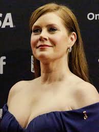 Amy Adams gostaria de participar de possível cinebiografia de Taylor Swift 