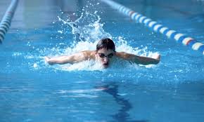 L'un des premiers bienfaits de la natation est certainement l'absence d'impacts sur les articulations et sur le dos, ce qui fait que ce sport peut être adopté à tous âges. Les 5 Plus Grands Avantages De La Natation Trucs Pratiques