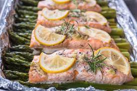 Il Salmone Al Forno Con Asparagi E Un Secondo Piatto A Base Di Pesce Ricco Di Sapore Salutare Semplice E Veloce Da Salmone Al Forno Asparagi Ricette Salmone