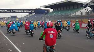 Des chefs d'entreprises vêtus de casques roses et de capes bleues rassemblés sur leurs mobylettes. Le Grand Prix Meule Bleue On Y Etait Blog