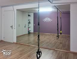 Spiegelwand In Privatem Fitnessraum Klebemontage Zur Kontrolle Der Fitnessubungen Beim Workout Spiegelwand Fitnessraum Spiegelwande