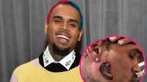 Christopher maurice brown is an yankee recording artist and actor. Absurd Chris Brown Hat Neues Schuh Tattoo Im Gesicht Promiflash De