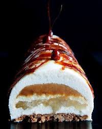Buche A La Poire Coeur Caramel Et Croustillant Speculoos Recette Dessert Noel Buche De Noel Poire Caramel Buche De Noel