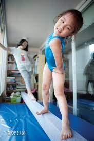 2012년 하계 올림픽에서 대한민국 선수 최초로 결선에 진출하여 종합 5위의 성적을 기록하였고, 2014년 국제체조연맹 리듬체조 월드컵 시리즈 리스본 대회에서 대한민국 최초로 금메달을 획득하였다. Egh2g Upffvuim