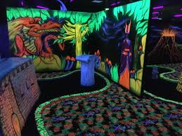 Das moderne minigolfen unter schwarzlicht bietet nicht nur an regnerischen tagen eine. Moonlight Minigolf Weitgereister De Reiseberichte Fotos Videos Und Geocaching