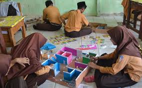 Komponen elektonika dasar other contents: Manfaatkan Kardus Bekas Siswa Mtsn 4 Hsu Buat Miniatur Rumah