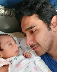 8 Momen Abdulla Alwi suami Tania Nadira momong anak, ayah idaman