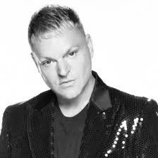 Bio7p Andrew Ivan Bell (Peterborough, Inglaterra; 25 de abril de 1964) es  el cantante del dúo británico de synth pop Erasure. Sus primeras  experiencias con la música, fueron en un efímero grupo