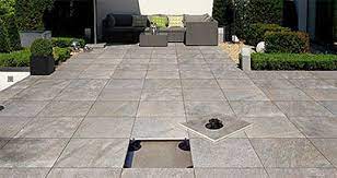 Déterminez l'emplacement des plots et creusez à chaque emplacement choisi des trous de 30 x 30 cm sur 3 ou 4 cm de hauteur. Terrasse Quels Sont Les Avantages D Une Pose Sur Des Plots A Verin Amenager Ma Maison