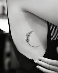 Einzigartige Mond Tattoos Fur Frauen Mond Tattoos Tatowierungen Und Tattoo Ideen