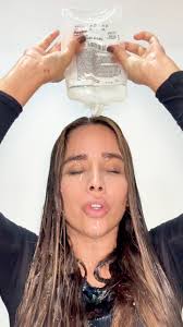 Si tu pelo se está cayendo más de lo normal, prueba esto: el suero  fisiológico puede ayudarte a reducir la caída y fortalecer la raíz. Es  económico, fácil de usar y tu