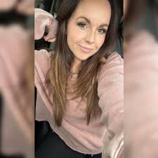 ISO someone who knows how to make a wedding cake!!