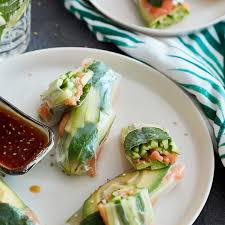 Asiatische Sommerrollen Mit Lachs Avocado Und Minze Rezept Sommerrollen Lebensmittel Essen Hauptspeise