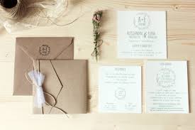 I segnaposto per matrimonio sono degli elementi che, negli ultimi tempi, stanno diventando sempre più importanti e sempre più 'di moda' nelle celebrazioni le idee segnaposto matrimonio sono tante, anche perché al giorno d'oggi sono sempre di più le coppie che non vogliono rinunciare a questo. Una Partecipazione In Carta Kraft Ispirata Agli Ulivi