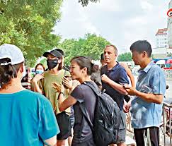 郑州民众包围外媒指抹黑| 星岛日报