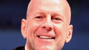 Bruce willis is speaking out after he was photographed entering and leaving a california pharmacy without a face mask on sunday. Bruce Willis Si Aktor Yang Susah Mati