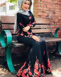 Disamping itu juga karena trend busana wanita yang cepat berubah seiring dinamika di dunia mode secara umum. Model Baju Batik Wanita Islami Kekinian Dan Modern