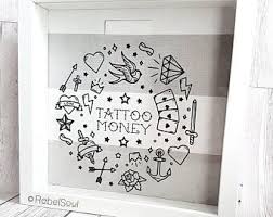 Neuer Tatowierungsfonds Sparbuchsenrahmen Einsparungen Glitzerstreifenhinter In 2020 Gutschein Basteln Tattoo Gutschein Tattoo Verpacken Gluckwunschkarte Geburtstag