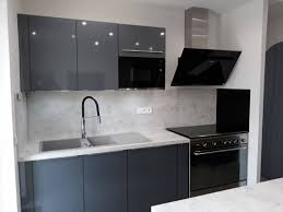 Faire appel à un artisan pour installer une cuisine, c'est aussi le moyen de réaliser un projet qui. Installation D Une Cuisine Equipee Sur Mesure Realisee Dans Une Maison Individuelle Entierement Renovee A Aubagne 13 Conception Et Installation De Cuisines A Saint Maximin Azur Cuisines